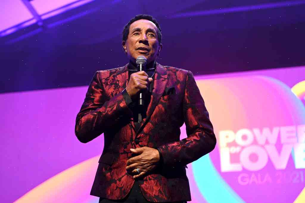 Smokey Robinson begins cleanse to recover from pneumonia